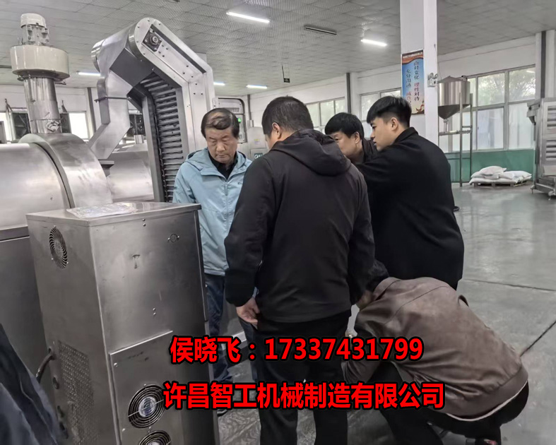 11.14日，韩国大叔带贴身翻译来许昌智工试机膨化韩国虾条